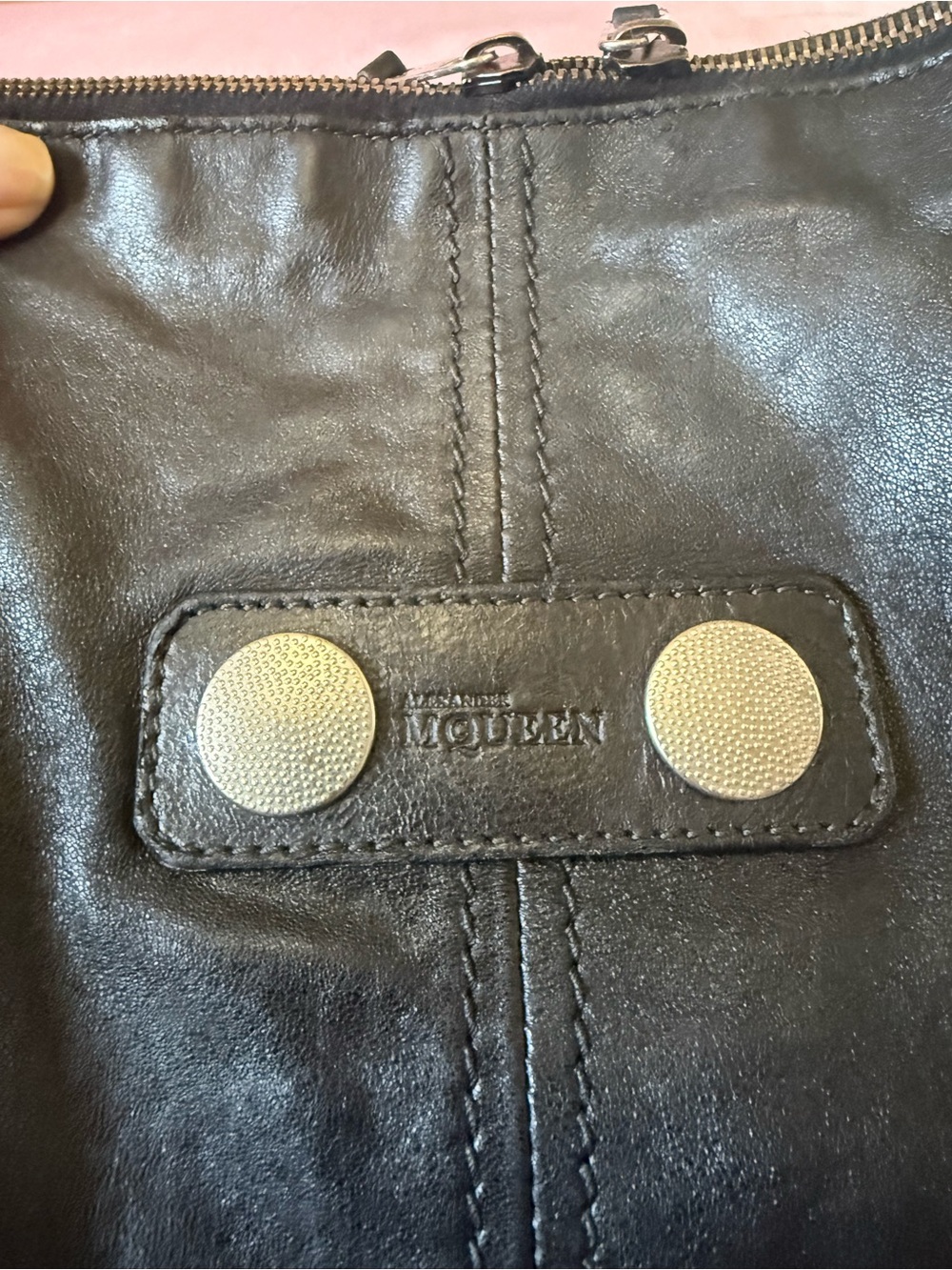 💯Auth! ALEXANDER MCQUEEN Large De Manta Tote in black leather. Silver hardware - Picture 9 of 16